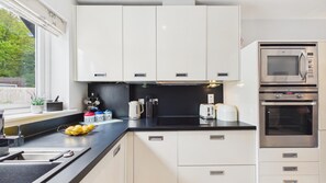 Private kitchen - The Beachhouse - 2 Bed Townhouse - Saundersfoot (Saundersfoot)