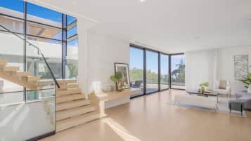 Ferienhaus, Mehrere Betten, Poolzugang, Poolblick (Swallow Sanctuary) | Innenbereich