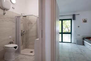 Shower, hair dryer, bidet, towels - Appartamenti Su Nenneri Appartamento - Piano Terra (Torre di Bari)