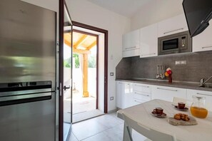 Kühlschrank, Mikrowelle, Herdplatte, Geschirrspüler