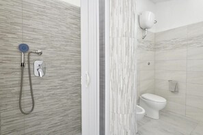シャワー、ヘアドライヤー、ビデ、トイレットペーパー
