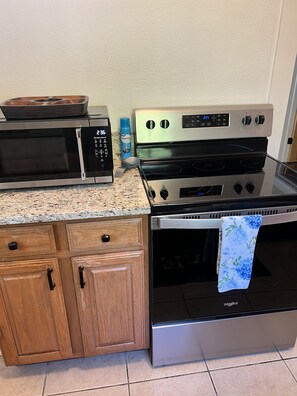 Horno, placa de cocina, cafetera/tetera, utensilios de cocina