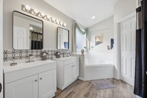 Hair dryer, towels - Family Friendly Home w/ Private Pool (Davenport)