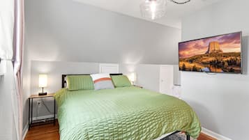 2 bedrooms, desk, travel cot, free WiFi