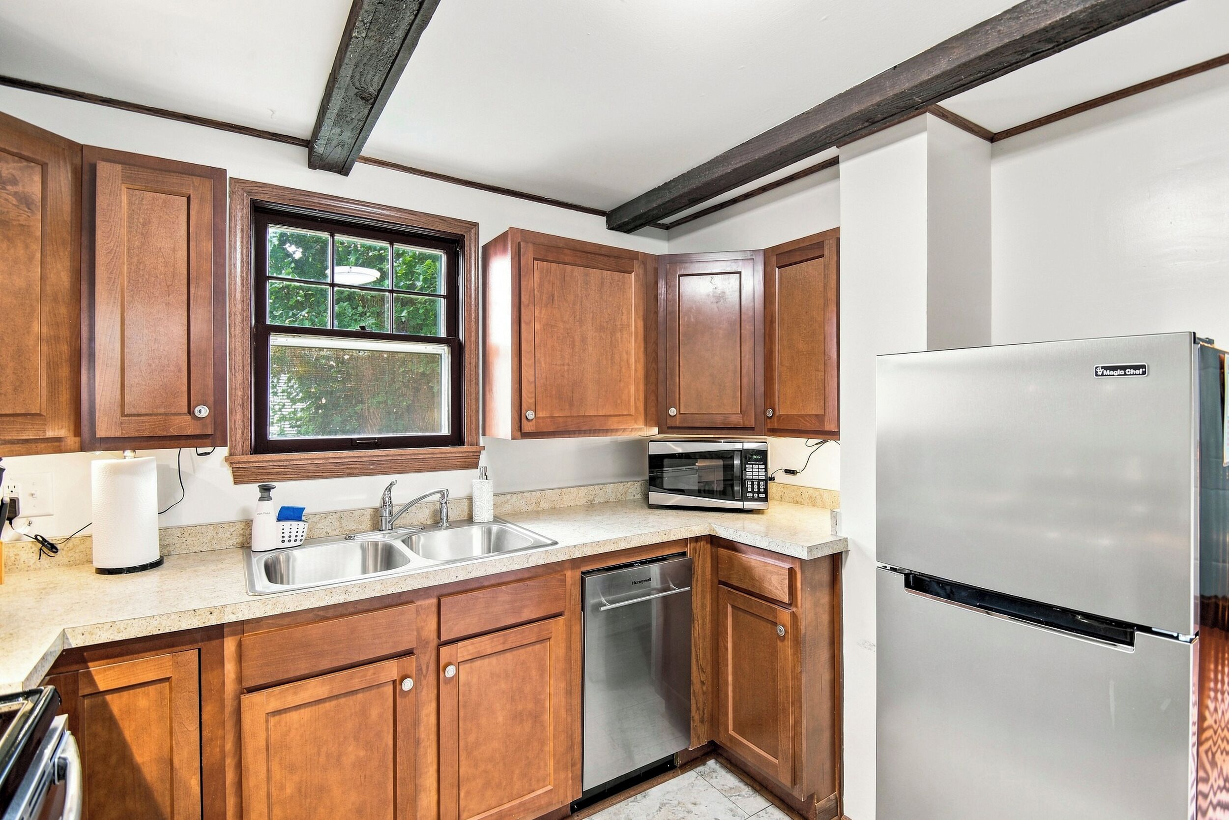 Coffee/tea maker, fridge, microwave, oven