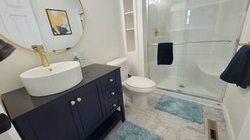 Ducha, secador de pelo, toallas y jabón