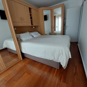 3 slaapkamers, een strijkplank/strijkijzer, gratis wifi, beddengoed