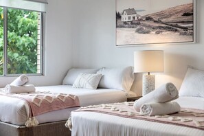 2 chambres, bureau, fer et planche à repasser, lit parapluie