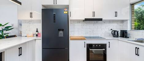 Jääkaappi, mikroaaltouuni, uuni, liesi