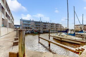 Marina - 3rd-floor condo with water views, on-site pool, & private balcony (Seabrook)