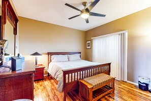 1 bedroom, iron/ironing board, WiFi, bed sheets - 3rd-floor condo with water views, on-site pool, & private balcony (Seabrook)