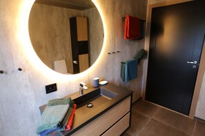 Ducha, secador de pelo, jabón y papel higiénico