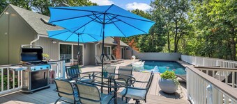 Beautiful East Hampton Home, Expansive Deck, Private Pool, Indoor/Outdoor...