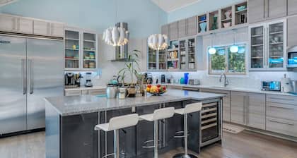 Beautiful East Hampton Home, Expansive Deck, Private Pool, Indoor/Outdoor...