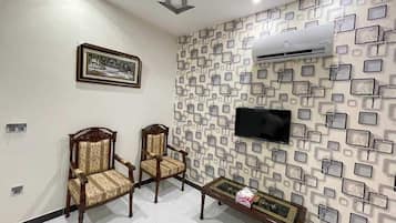 Deluxe Double Room | Soundproofing, iron/ironing board, free WiFi