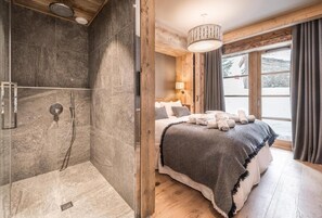 7 bedrooms, WiFi, bed sheets