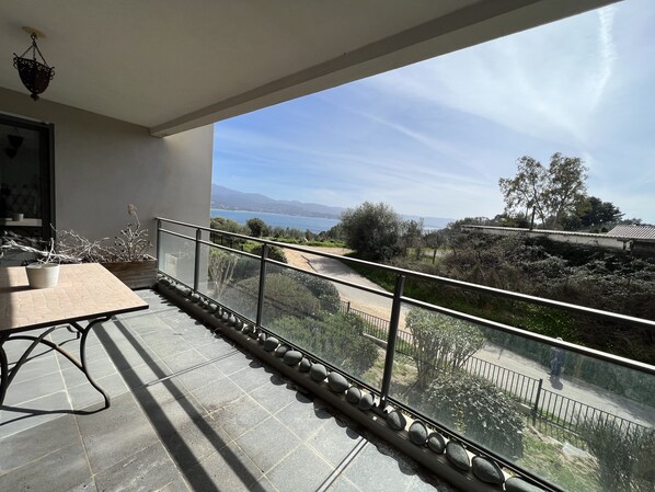 屋外ダイニングエリア