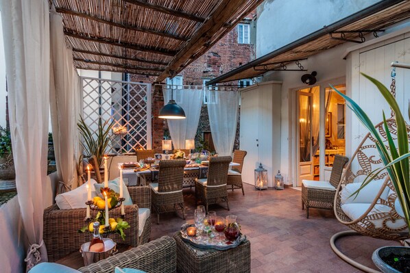 屋外ダイニングエリア