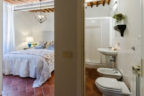 Shower, hair dryer, bidet, towels - Casa Genny convenient 1 bedroom apartment inside the walls of Lucca (Lucca)