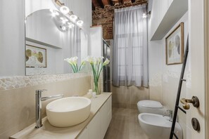 Shower, hair dryer, bidet, towels - Convenient First Floor 2 Bedrooms Apartment With WiFi (Lucca)