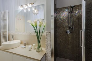 Dusche, Haartrockner, Bidet, Handtücher