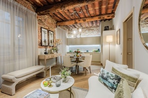 TV - Convenient First Floor 2 Bedrooms Apartment With WiFi (Lucca)
