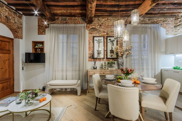 Dining - Convenient First Floor 2 Bedrooms Apartment With WiFi (Lucca)