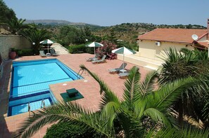 Outdoor pool - Villa STRATOS with a PRIVATE Pool + CHILDREN's Pool + JACUZZI in Rethymno Crete! (Kaloniktis)