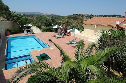 Villa STRATOS with a PRIVATE Pool + CHILDREN's Pool + JACUZZI in Rethymno Crete!
