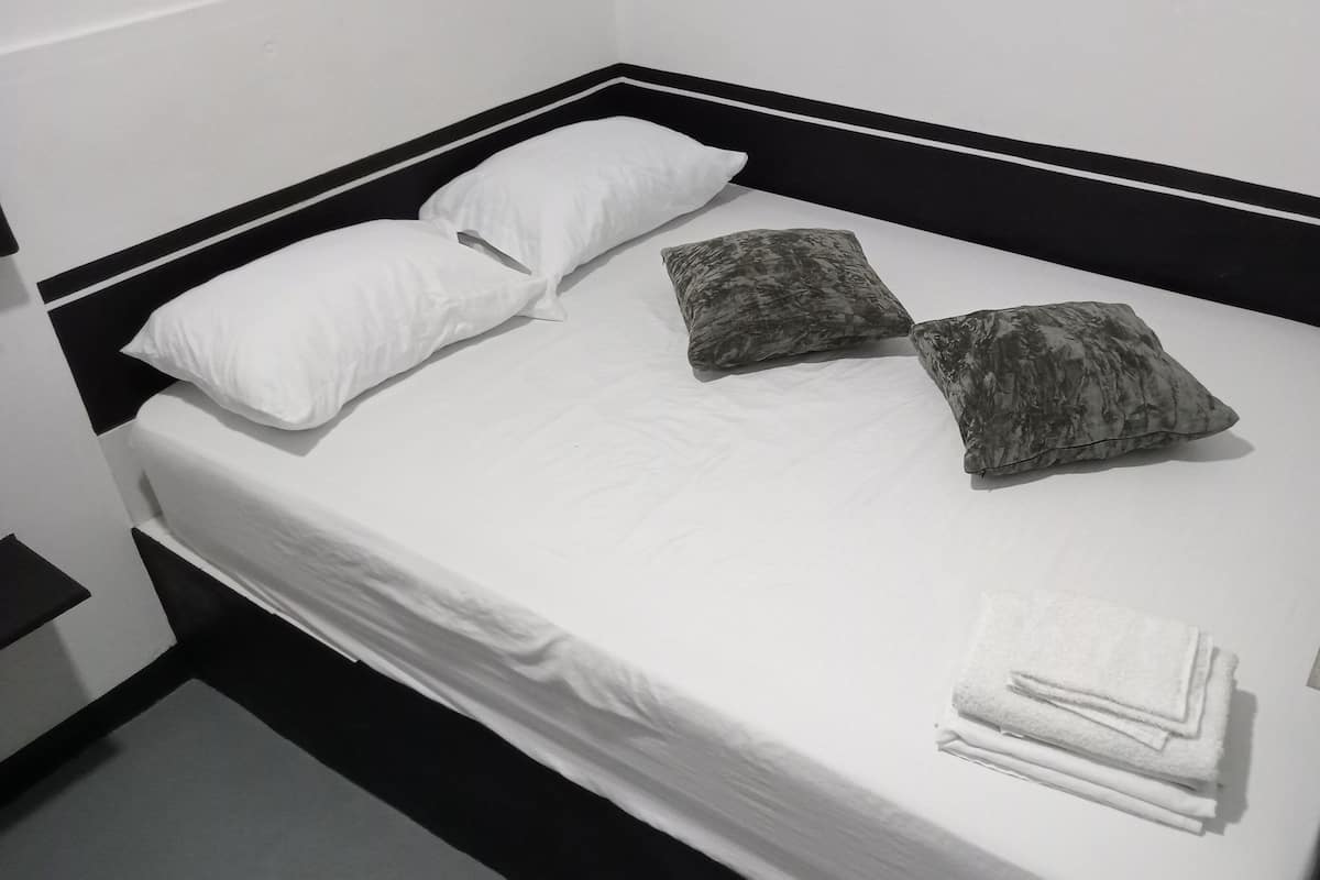 Economy kamer, 1 twee- of 2 eenpersoonsbedden | 1 slaapkamer, een kluis op de kamer, gratis wifi, beddengoed