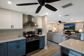 Een koelkast, een microgolfoven, een oven, een kookplaat