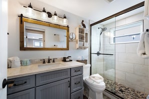 Dusche, Handtücher, Toilettenpapier
