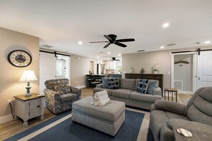 Smart-TV, DVD-Player, Bücher, Stereoanlage