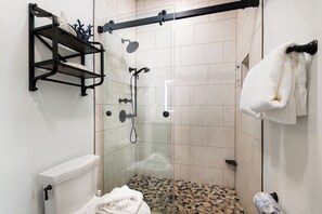 Dusche, Handtücher, Toilettenpapier
