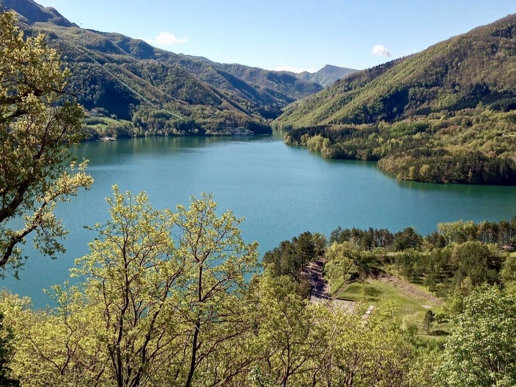 Un lac entouré de collines boisées.