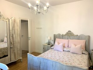 2 chambres, bureau, fer et planche à repasser, lit de bébé portatif