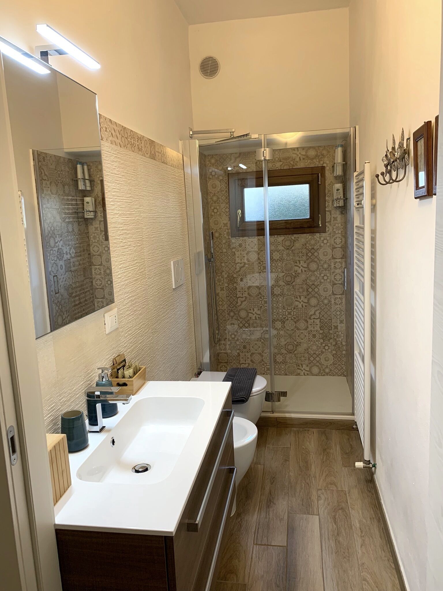 Een douche, een bidet, handdoeken, zeep