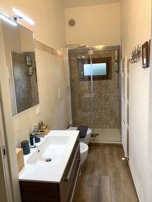 Dusche, Bidet, Handtücher, Seife
