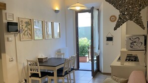 A dining area with a table and chairs, a sofa, and a star decoration. - Appartamento Simona Comfort&relax in Centro Paese (Castiglione dei Pepoli)