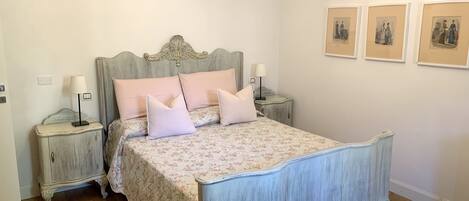 2 habitaciones, escritorio y tabla de planchar con plancha