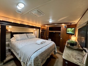 1 slaapkamer, een strijkplank/strijkijzer, gratis wifi, beddengoed