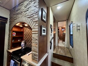 ثلاجة، ميكروويف، فرن، موقد طهي مسطح