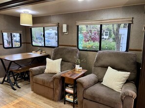 تلفزيون ذكي، مدفأة، كُتُب