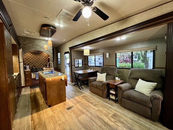 المنشأة من الداخل