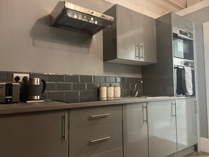 Studio | Eget kjøkken | Kjøleskap, mikrobølgeovn, ovn og kokeplater