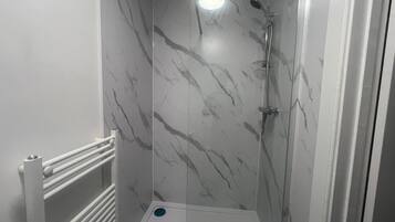 Studio | Bathroom | Shower, hair dryer, towels