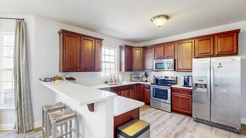 Jääkaappi, mikroaaltouuni, uuni, liesi