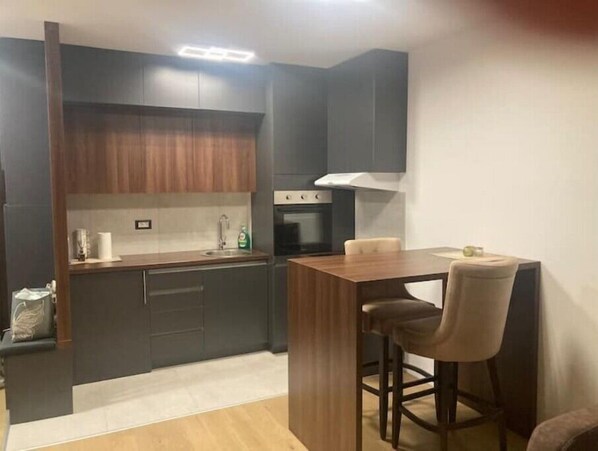 Kühlschrank, Ofen, Herdplatte, Wasserkocher mit Kaffee-/Teezubehör