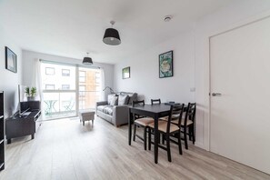 TV - Riverside Retreat Modern Flat in Brentford (London)