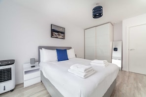 1 slaapkamer, een strijkplank/strijkijzer, internet